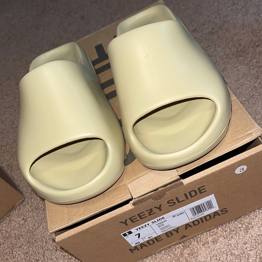 YEEZY SLIDES!